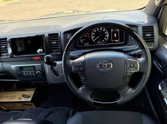 Toyota Hiace 10000 (6)